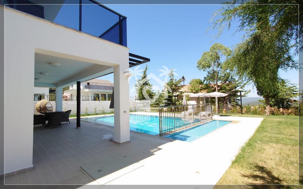 Villa Nes Duo şezlonglu havuz terası ve modern dış cephe mimarisi.