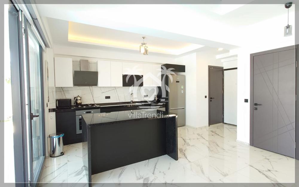 Villa Nes Duo siyah ada tezgahlı ve tam donanımlı lüks Amerikan mutfak.
