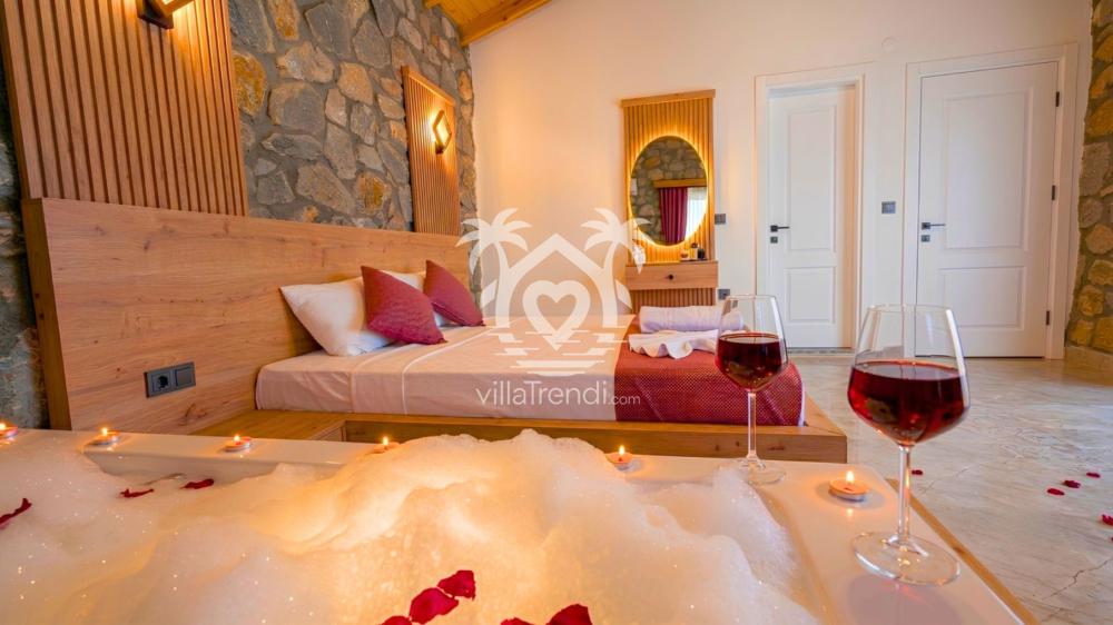 Villa Otantik Seydikemer romantik detaylı çift kişilik ebeveyn yatak odası.