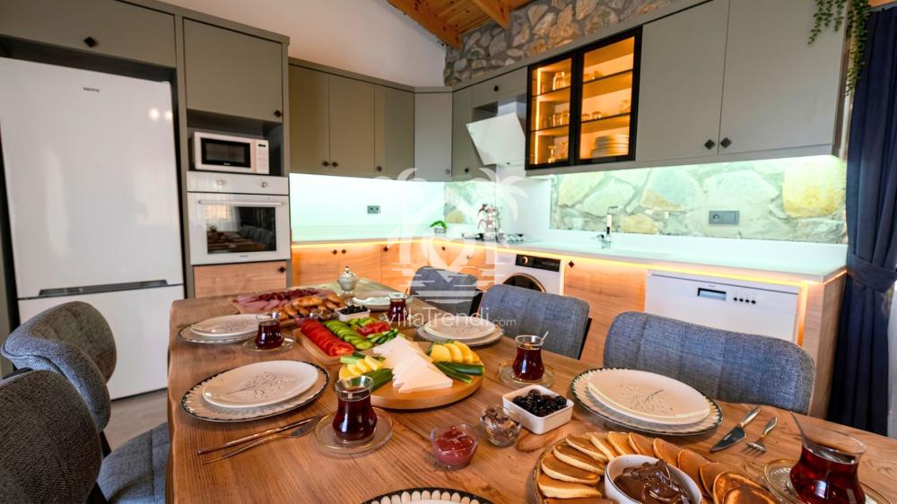 Villa Otantik Seydikemer tam donanımlı modern Amerikan mutfak ve yemek alanı.
