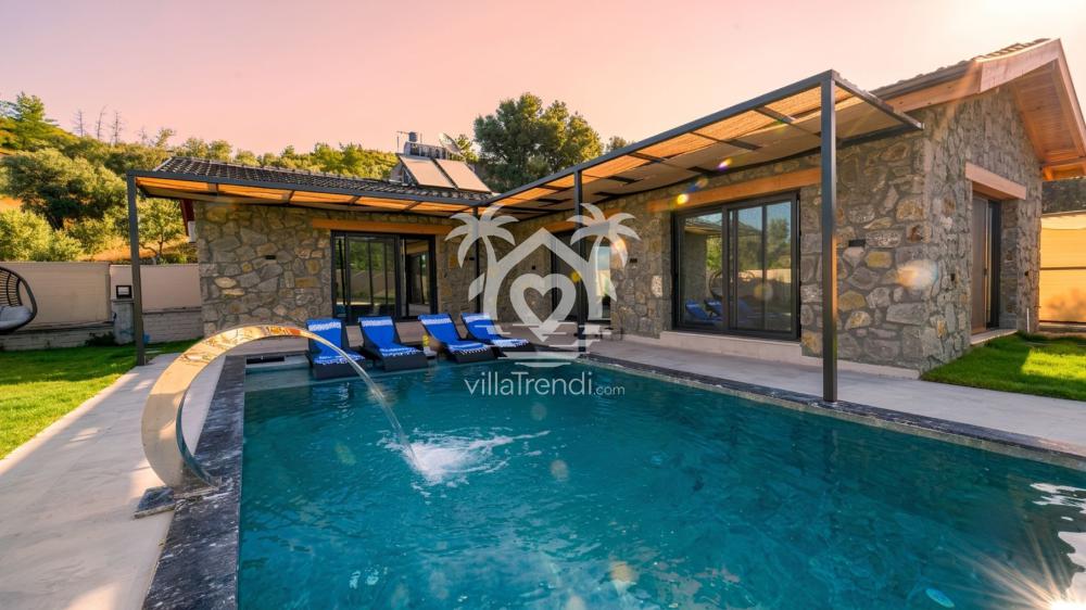 Villa Otantik Seydikemer taş mimarili dış cephe ve özel yüzme havuzu.