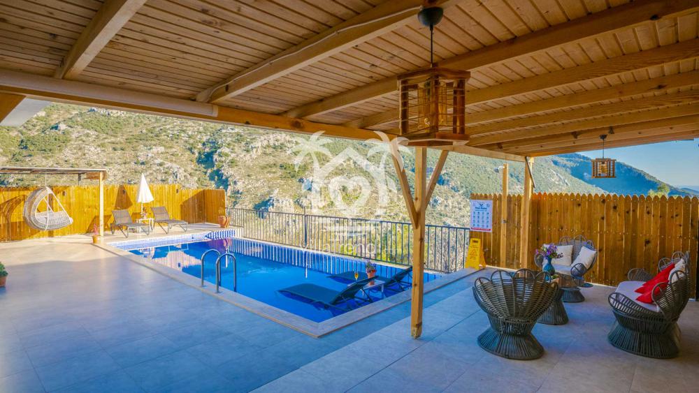 Kalkan muhafazakar kiralık villa Özlü havuz terası.