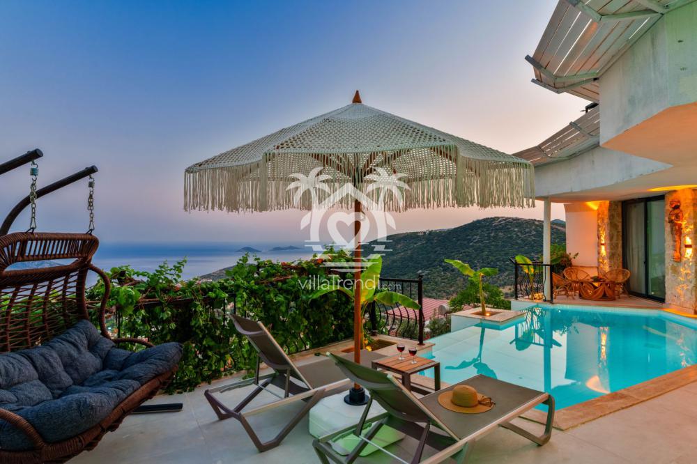 Villa Phuket Kalkan gün batımında korunaklı özel havuz keyfi.