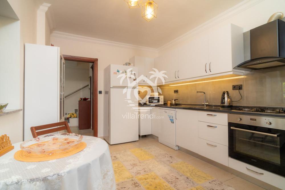 Villa Pine Marin Marmaris'in modern ve tam donanımlı Amerikan mutfak alanı.