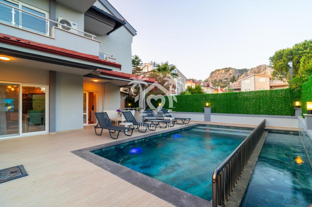 Marmaris Camiavlu kiralık villa Pine Marin'in güneşlenme alanı ve özel yüzme havuzu.