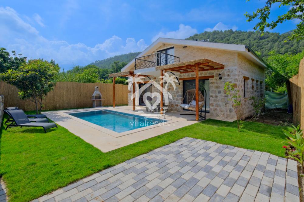 Göcek İnlice evcil hayvan dostu kiralık taş villa havuz ve dış cephe görünümü.