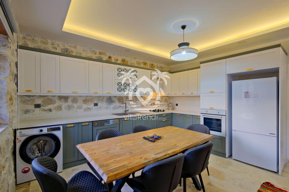 Göcek lüks kiralık villa açık plan modern mutfak ve yemek alanı.