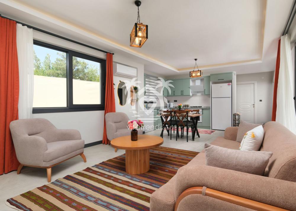 Villa Pri 1 konforlu ve modern salon oturma grubu.