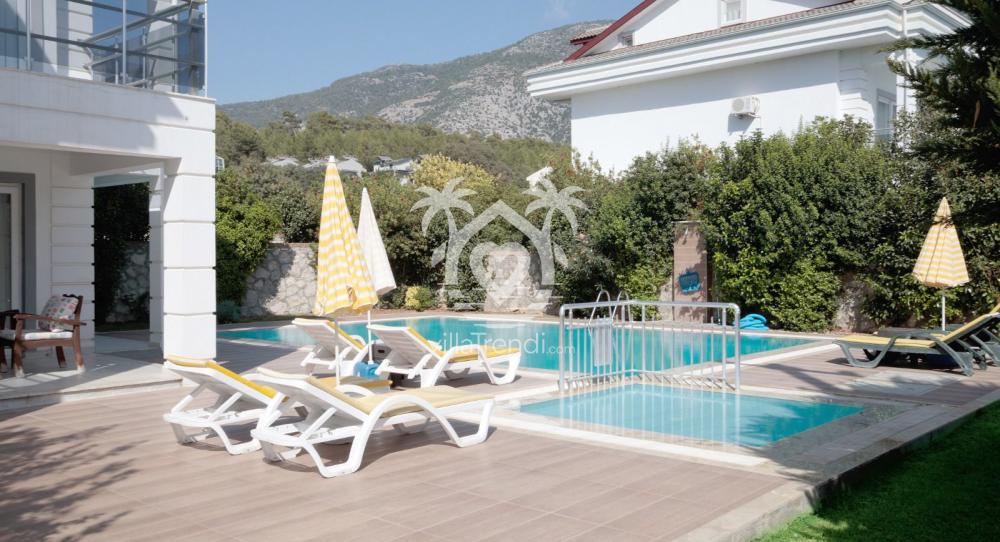 villa raya 3 havuz alanı