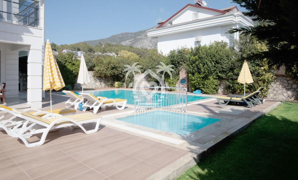 villa raya 3 havuz alanı