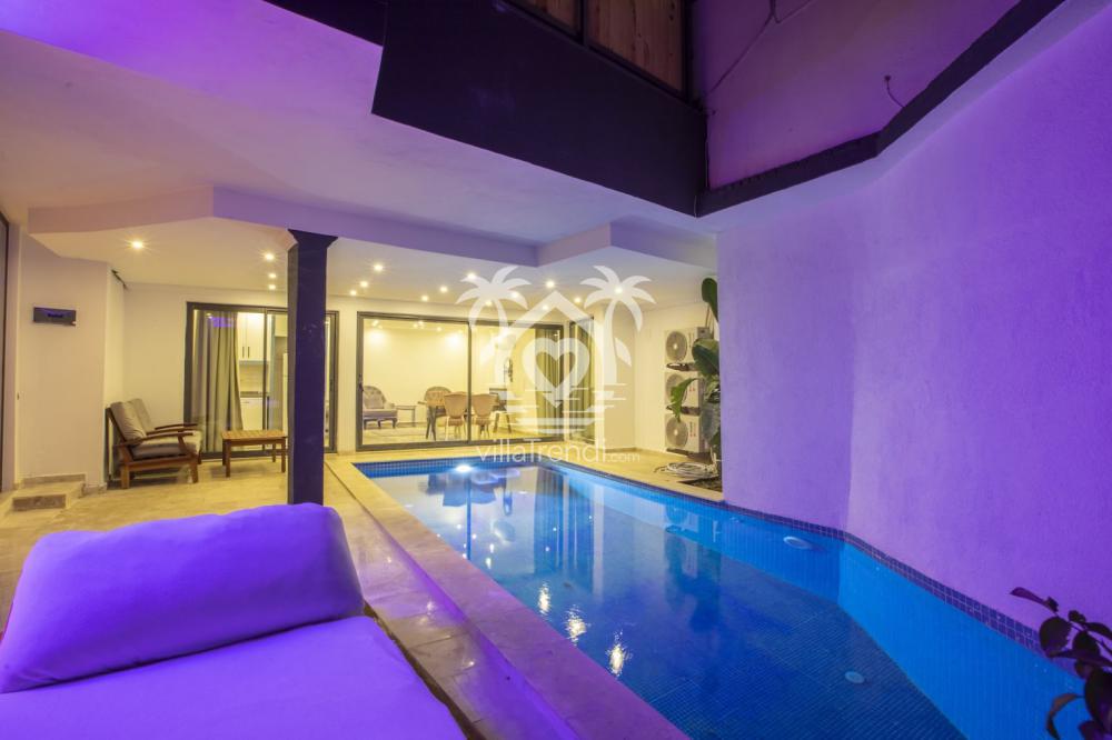 Villa Rose Kalkan gece ışıklandırmalı muhafazakar havuz terası.