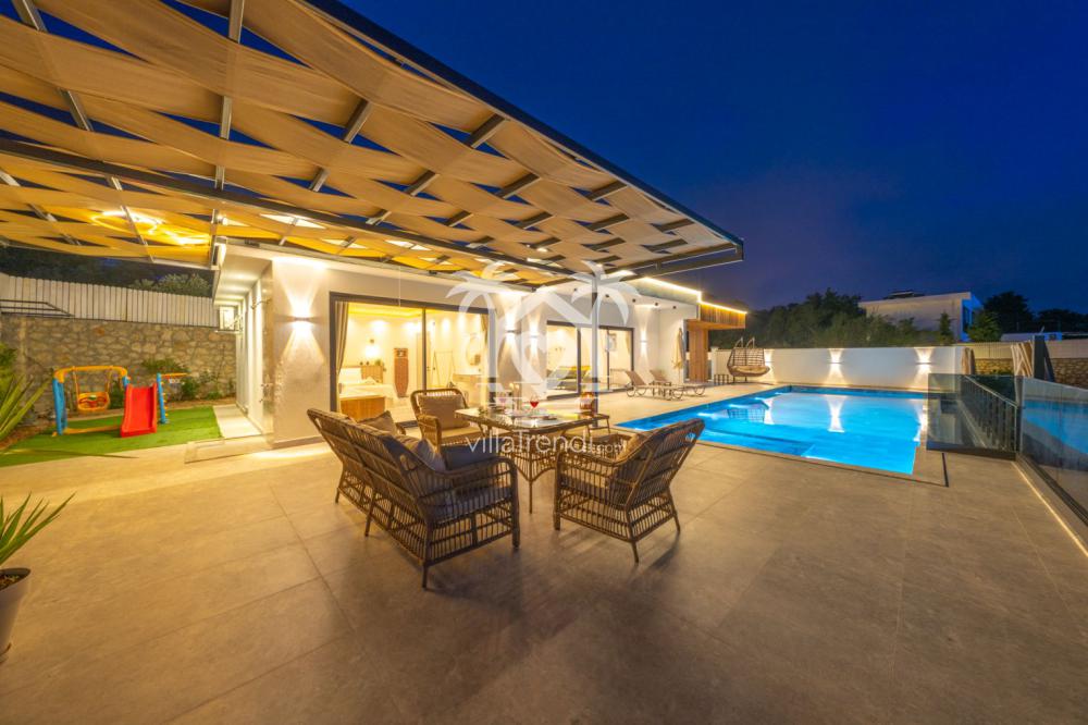Kalkan Akbel balayı villası havuz terası ve şezlonglar