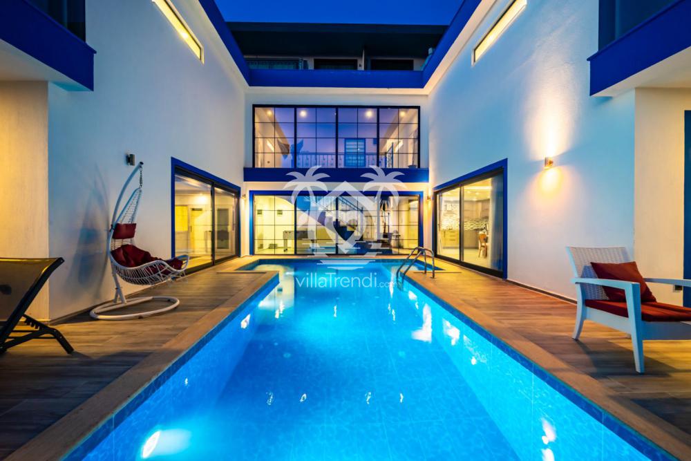 Kalkan Villa Safir Kördere gece aydınlatmalı lüks korunaklı dış havuz.