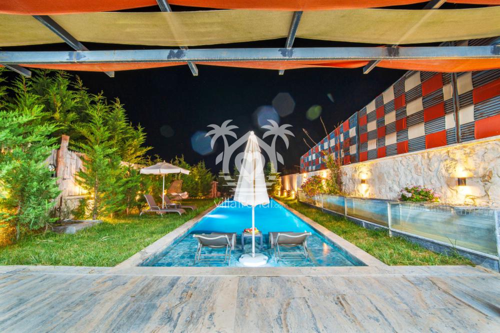 Romantik balayı villası gece ışıklandırmalı özel havuz ve akvaryum terası.