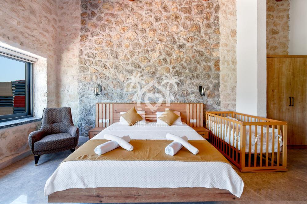 Villa Safiye Hanım Konağı ahşap tavanlı çift kişilik ebeveyn yatak odası.