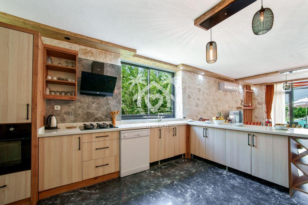 Villa Safiye Hanım Konağı tam donanımlı modern ahşap mutfak.