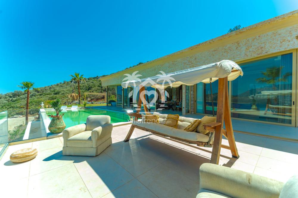 Villa Şatoram Kalkan ahşap gölgelikli deniz manzaralı teras oturma alanı.