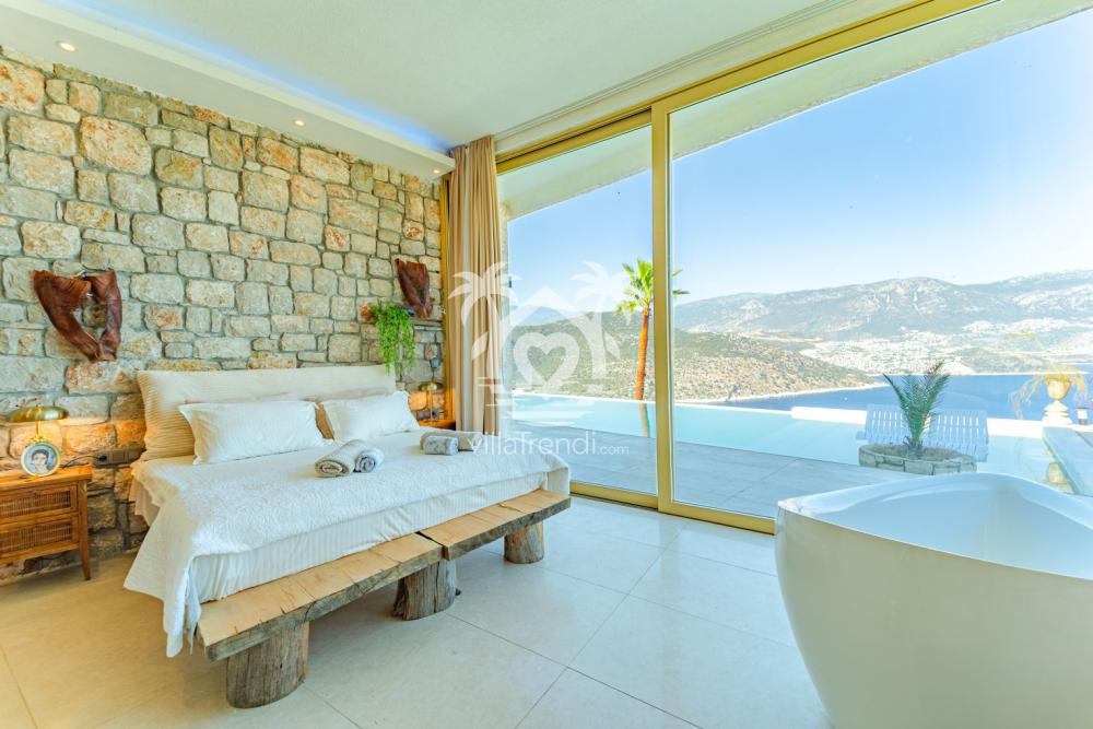 Villa Şatoram Fırnaz Koyu taş duvarlı ebeveyn yatak odası.