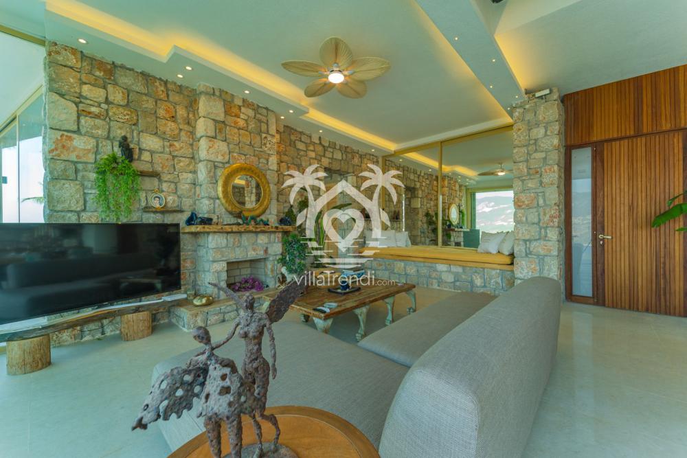 Kalkan kiralık taş ev Villa Şatoram konforlu salon ve deniz manzarası.