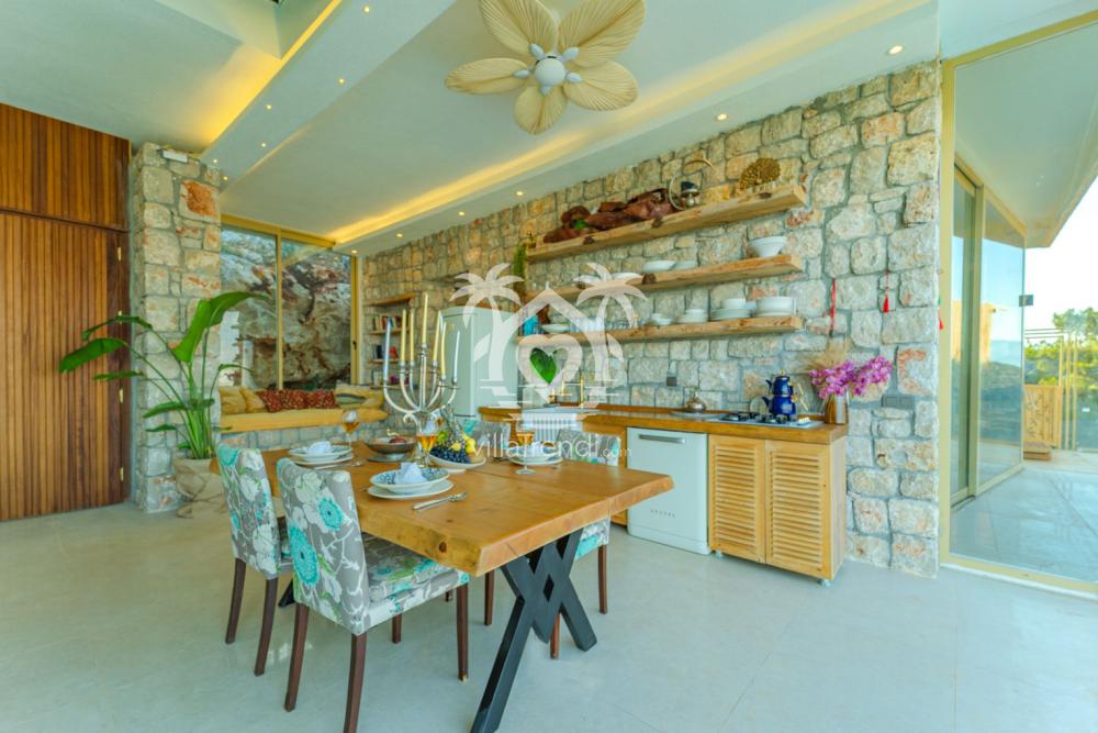 Ekolojik taş ev Villa Şatoram tam donanımlı otantik mutfak ve yemek alanı.