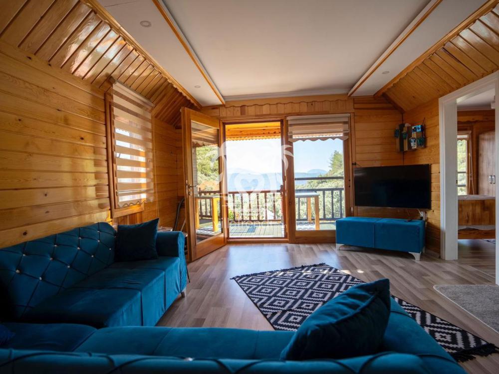 Villa Selenay ahşap mimarili, doğa manzaralı ferah salon tasarımı.