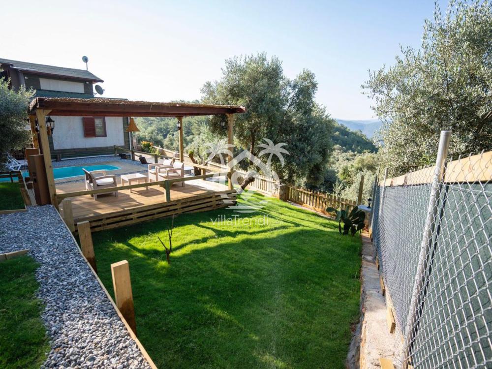 Akyaka kiralık villa Selenay geniş yeşil bahçe ve izole havuz alanı.