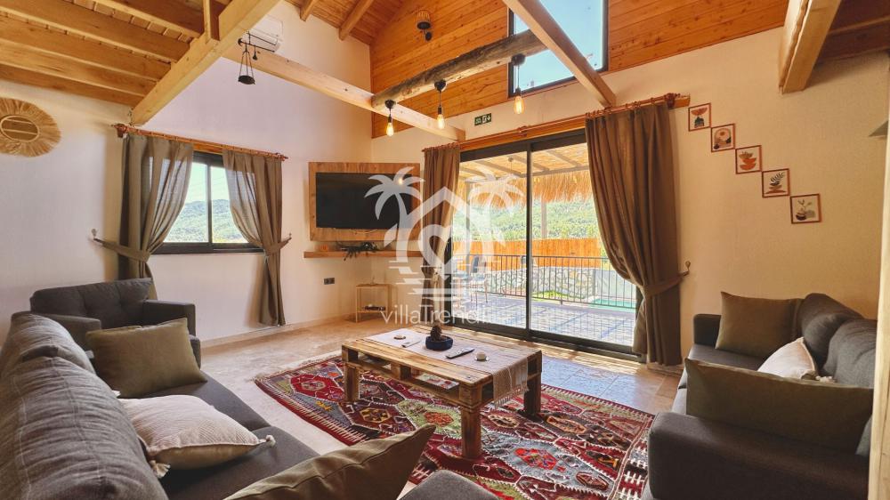 Kalkan kiralık villa Sherwood ahşap tasarımlı geniş salon