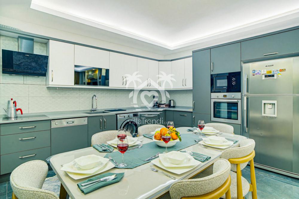 Villa Sierra modern Amerikan mutfak tasarımı ve şık yemek masası.