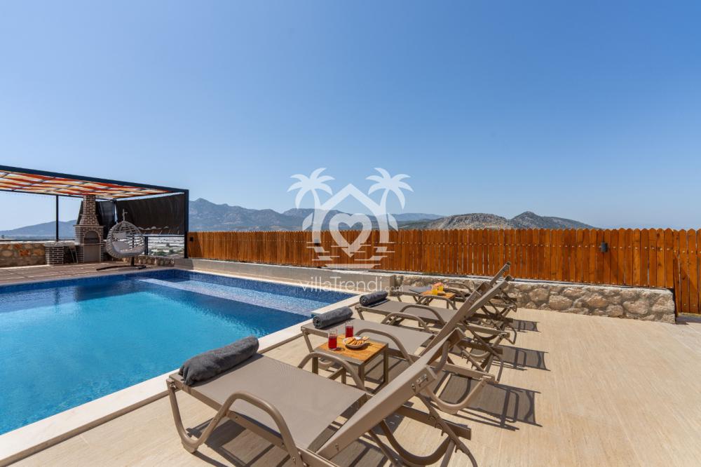 villa şirinler 2 havuz alanı