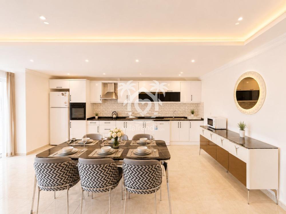 Villa SkyLife A modern Amerikan mutfak ve şık yemek masası alanı iç mekan çekimi