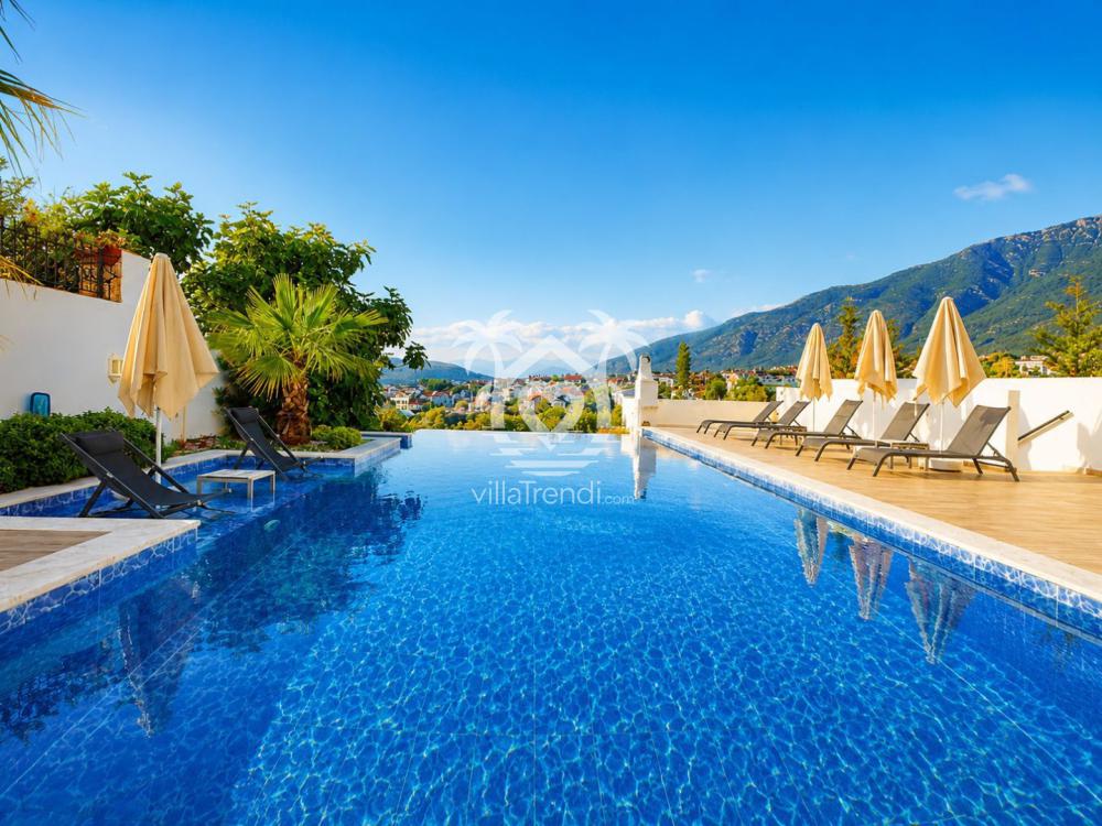 Fethiye Ölüdeniz kiralık villa SkyLife A geniş havuz terası ve güneşlenme alanı