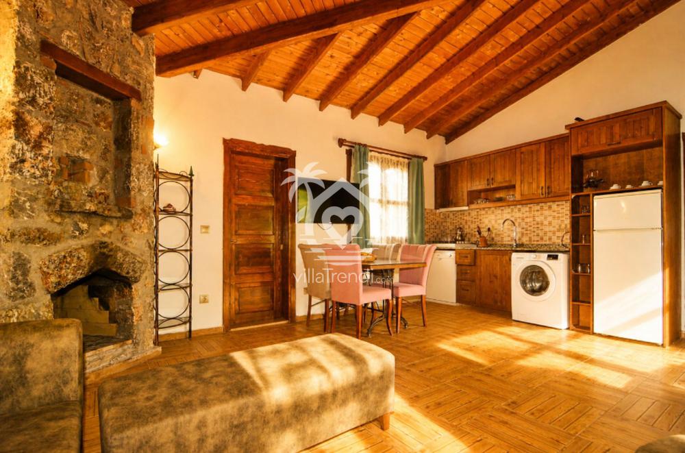 Villa Stone Kayaköy 2 ahşap tavanlı ve taş duvarlı tam donanımlı mutfak.