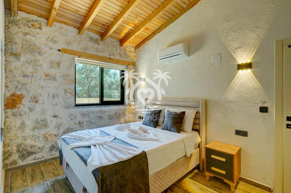 4 kişilik kiralık villa Stone Duo taş duvarlı yatak odası.