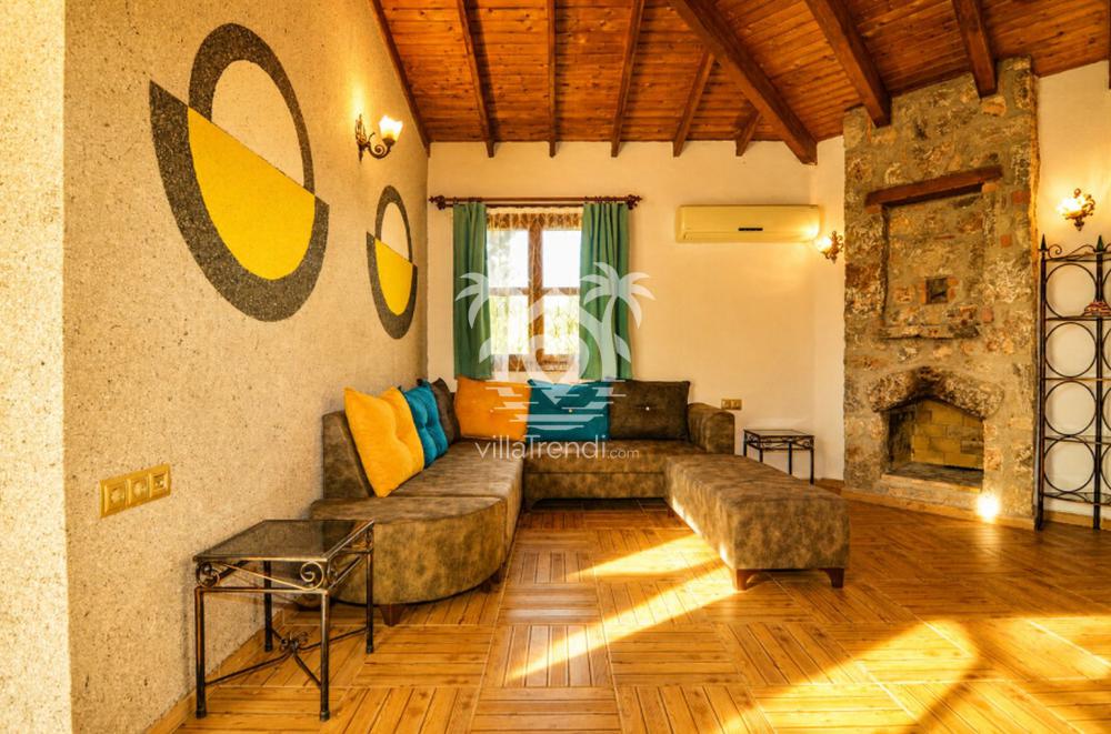 Kayaköy izole tatil villası Stone 2 rustik dekorasyonlu ferah salon ve oturma grubu.