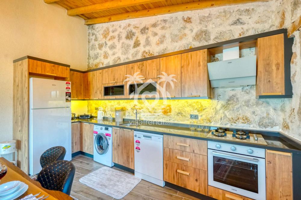 Fethiye taş ev Villa Stone Uno ahşap tavanlı tam donanımlı mutfak.
