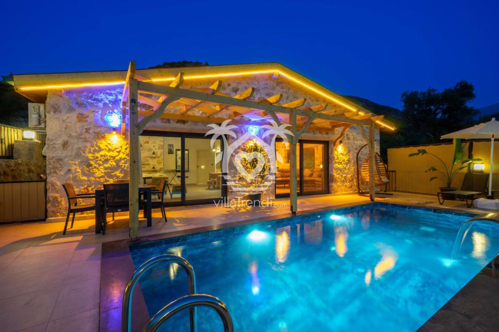 Fethiye kiralık balayı villası Stone Uno gece havuz ve taş mimari görünümü.