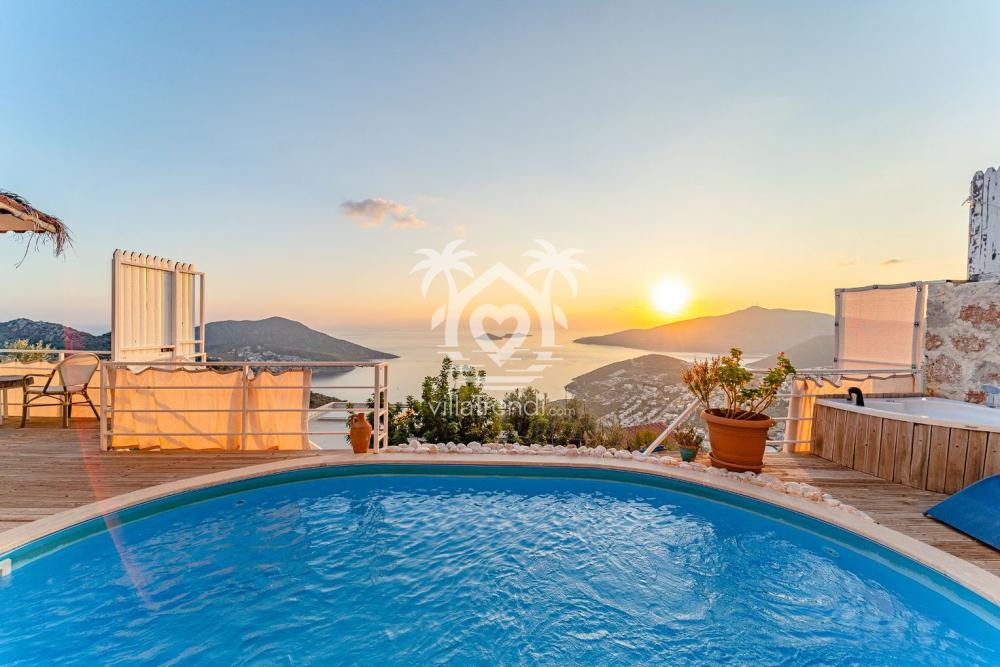 Villa Tiny Patika Kördere gün batımı ve havuz manzarası.