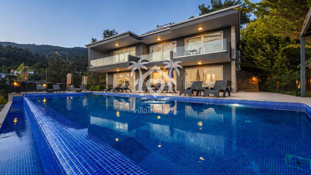 Villa Velaris Kalkan gece havuz manzarası ve lüks dış cephe ışıklandırması