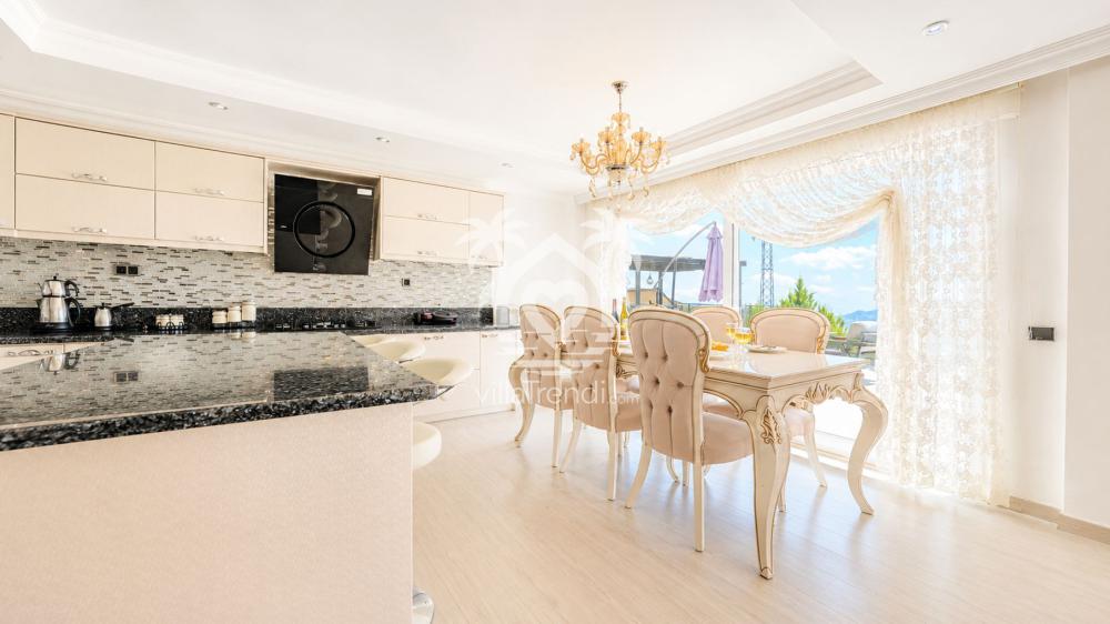 Ultra lüks villa tam donanımlı mutfak ve 8 kişilik şık yemek masası.