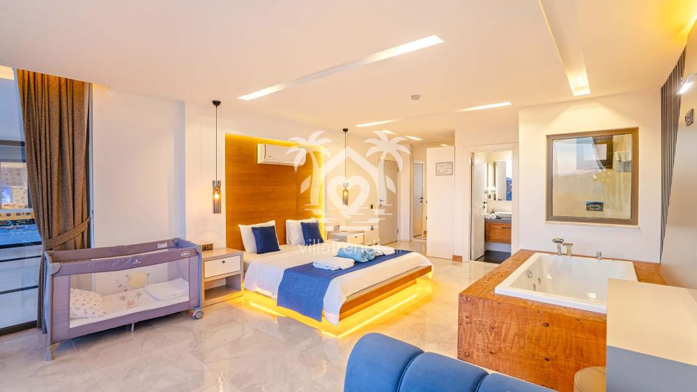 Kalkan Kördere lüks tatil evi konforlu çift kişilik yatak odası.