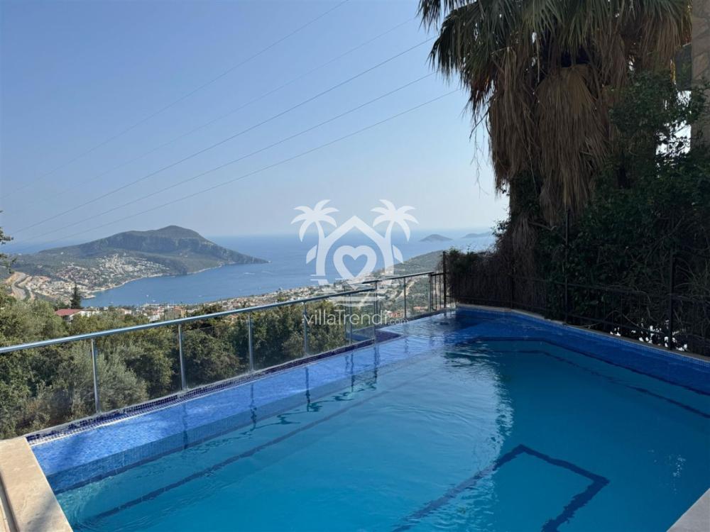 Villa Yakamoz sonsuzluk havuzu ve Kalkan deniz manzarası.