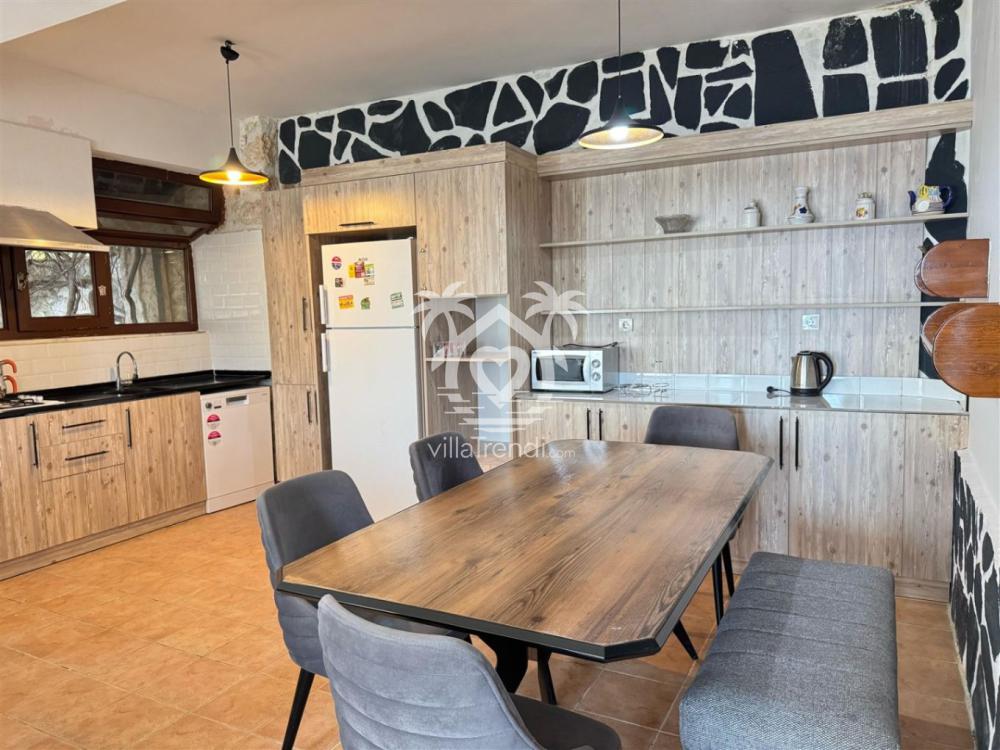 Kalkan geniş aile villası Yakamoz tam donanımlı mutfak ve yemek masası.