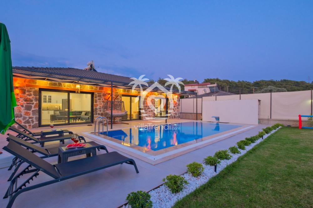 villa yıldız kargı özel havuz alanı