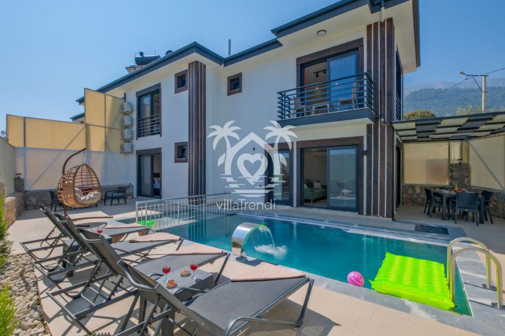 Fethiye Bozyer'de doğa içinde konumlanan Villa Zeus 1'in havadan geniş açılı görünümü ve muhafazakar yapısı.