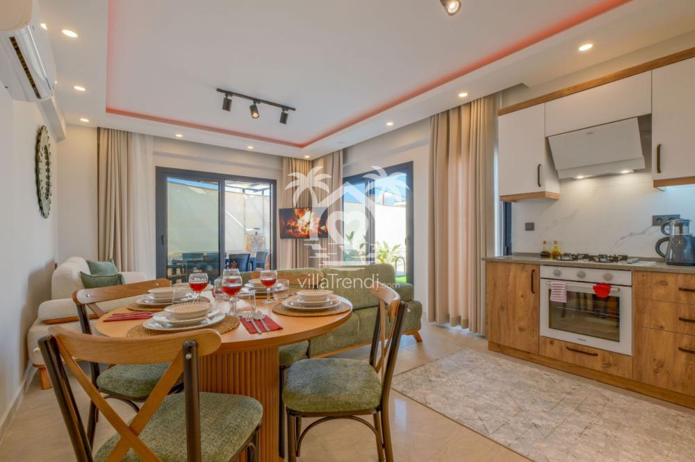 Sevdiklerinizle keyifli vakit geçirebileceğiniz Villa Zeus 1 modern iç mekan yemek masası detayı.