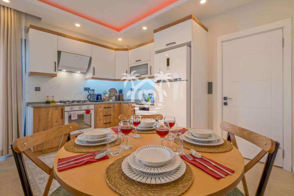 Tatil boyunca tüm ihtiyaçlarınızı karşılayacak tam donanımlı lüks Amerikan mutfak ve yemek alanı.