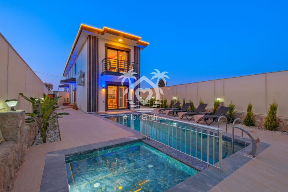 Fethiye Bozyer'de yer alan modern mimarili Villa Zeus 2'nin şık dış cephe ve havuz alanı görünümü.