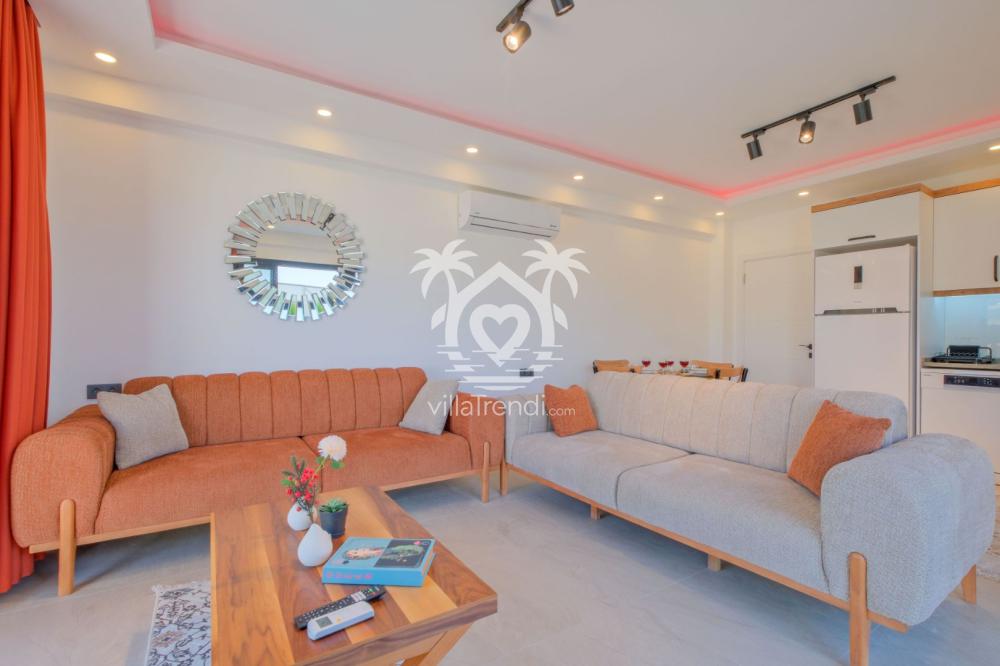 Modern mobilyalar ve şık aydınlatmalarla döşenmiş Villa Zeus 2 ferah ve klimalı oturma alanı.