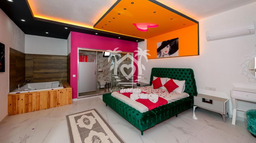 Çayköy romantik doğa villası havuza açılan konforlu çift kişilik yatak odası