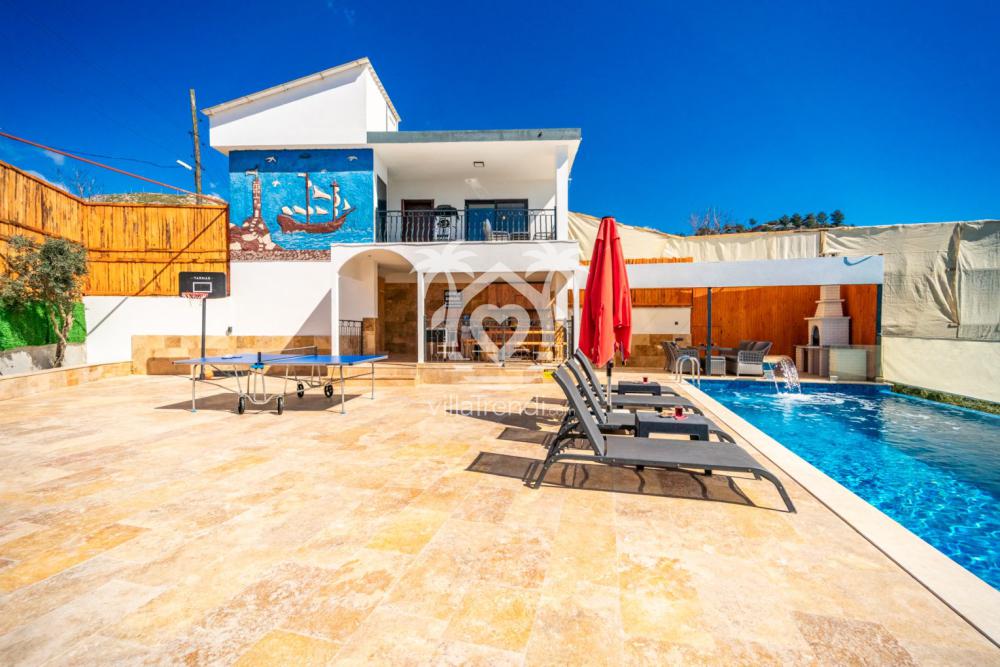 Kalkan Üzümlü Villa Zio'nun Konağı lüks havuz terası ve şezlonglar.